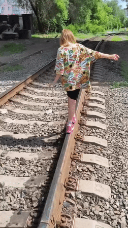 Morning walk captures flowers, railways, everyday life in Orenburg