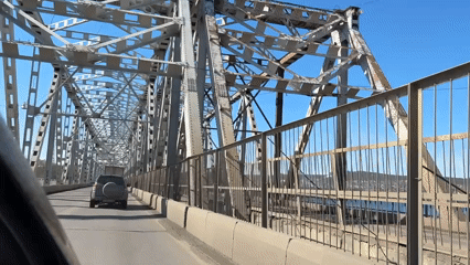 Driver records journey across metal bridge in Ust-Ilimsk