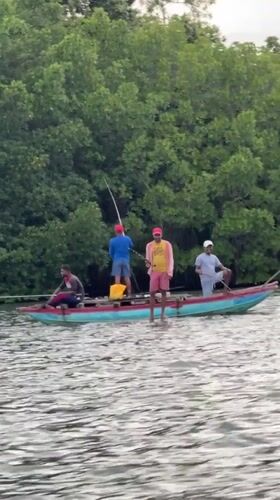 Four men spotted on wooden boat in Koggala river