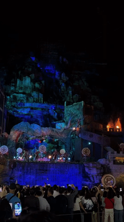 Traditional Chinese theatrical performance draws crowds in Zhangjiajie