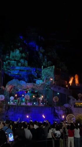Traditional Chinese theatrical performance draws crowds in Zhangjiajie