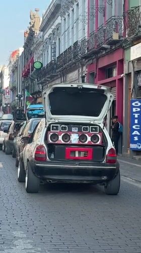 Car audio enthusiasts gather on Puebla streets
