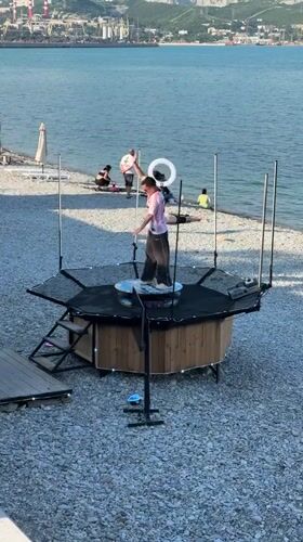 Beach entertainment draws crowds in Novorossiysk waterfront area