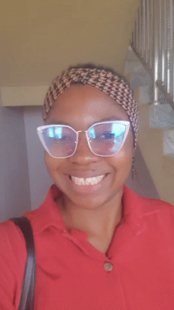 Woman documents daily life through selfies in Nigerian town