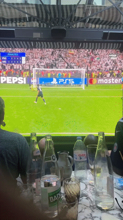 Paris fans gather for PSG-Arsenal match public viewing