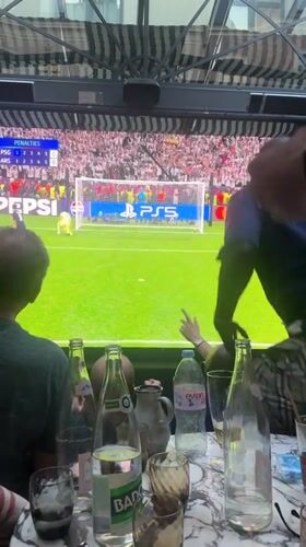 Paris fans gather for PSG-Arsenal match public viewing