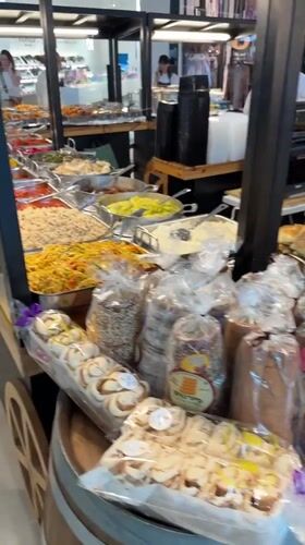 Morning shopping activity documented at Netanya mall