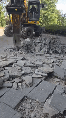 Komatsu excavator tears up concrete and asphalt in Leudelange