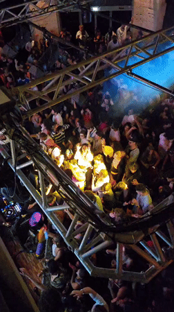Packed concert draws energetic crowd in Paris venue