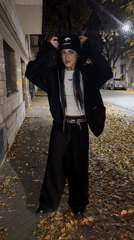 Night activities captured in Rosario: street encounter, AV performance