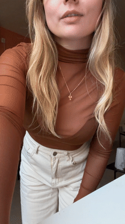 Woman poses for casual portrait in Tel-Aviv room