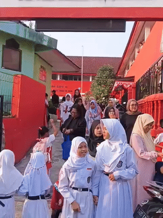 Busy school pickup scene at an Indonesian elementary school