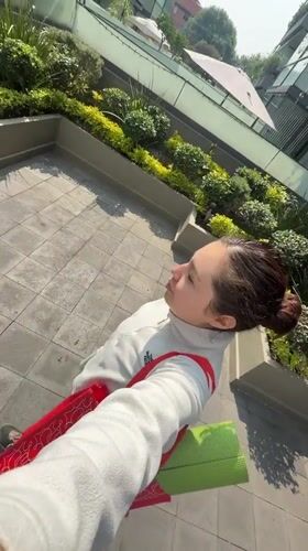 Woman with yoga mat walks through Mexico City