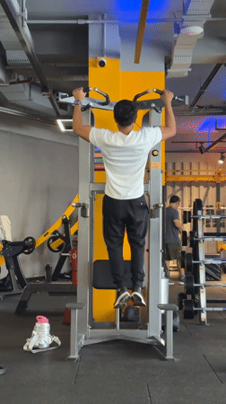 Gym workout and building maintenance observed in San Isidro