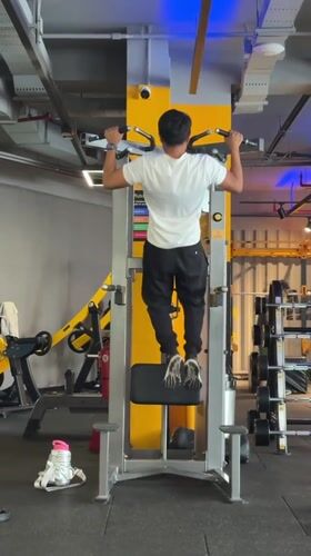 Gym workout and building maintenance observed in San Isidro