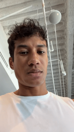Man takes gym selfies in Los Angeles fitness center