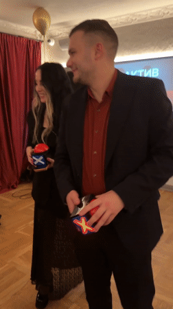 Couple holds ceremony with boxes at Moscow indoor event