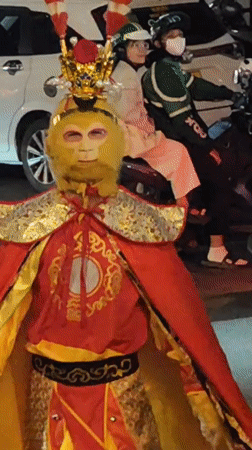 Lion dance and Monkey King performance lights up Da Lat's night streets