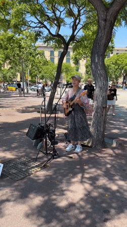 Sunday morning leisure scenes documented across Barcelona's waterfront district