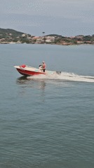 Boater navigates choppy waters off Búzios coast