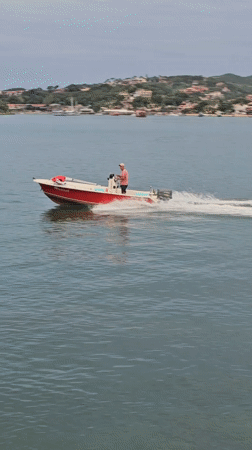 Boater navigates choppy waters off Búzios coast