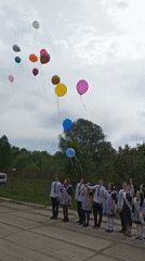 Students celebrate graduation ceremony in Буренка, Russia with balloons