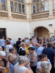 Band performs outdoor concert for crowd in Canet de Mar