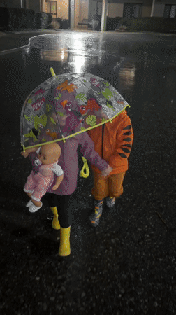 Children with dinosaur umbrella spotted in Woodstock