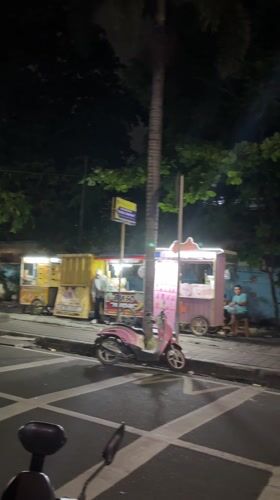Night street food vendors draw crowds in North Jakarta