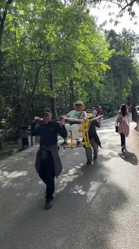 Traditional bamboo chair transport witnessed in Zhonghu, China