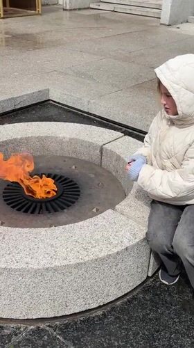 Girl visits Eternal Flame memorial in Veliky Novgorod