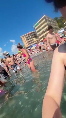 Focaccia festival draws crowds to Italian coastal town beaches