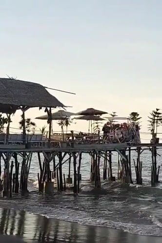 Beachside dining and hangout at a Lhokseumawe waterfront cafe