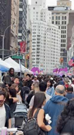 Spring flower market draws crowds in New York City