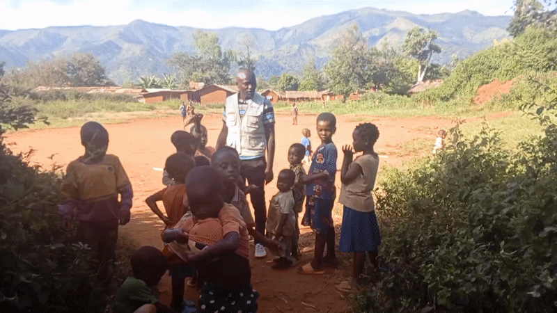 Children gather with adult in Ngalula, DRC