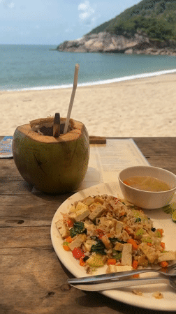 Beachside dining captured at Thai coastal restaurant