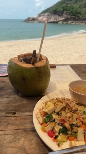 Beachside dining captured at Thai coastal restaurant