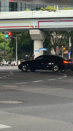 Morning traffic congestion documented at Shanghai intersection