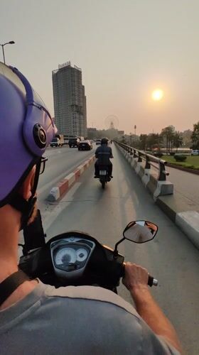 Morning street life captured in Hong Gai Ward, Vietnam