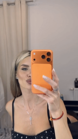 Woman documents evening in Berlin through mirror selfies and cityscapes
