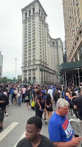 Knicks fans take over Lower Manhattan in street celebration