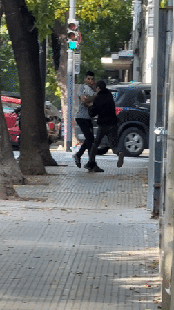 Street fight breaks out on Buenos Aires sidewalk