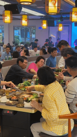 Dining and street music scenes captured in Wulingyuan