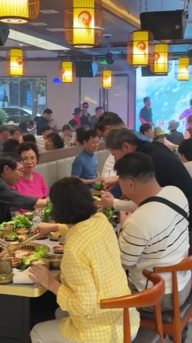 Dining and street music scenes captured in Wulingyuan