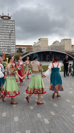 Russian folk festival features traditional dances in Perm plaza