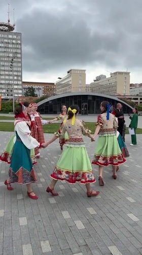 Russian folk festival features traditional dances in Perm plaza