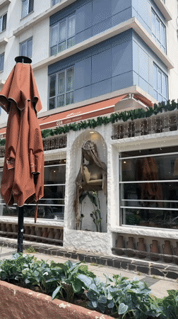 Morning street scenes captured in Esenyurt, Turkey