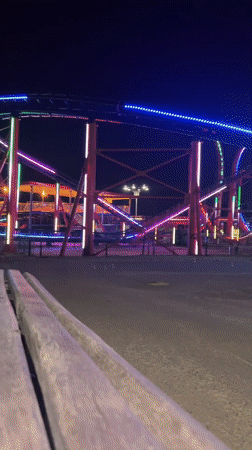 Night scenes of illuminated amusement park captured in Volgograd