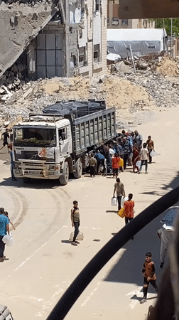 Water collection and daily survival in damaged Khan Yunis