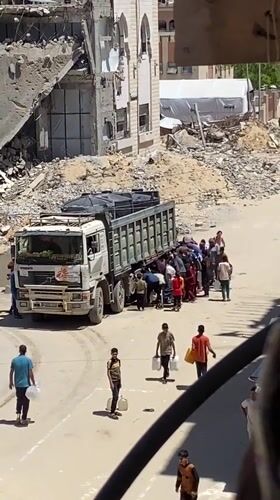 Water collection and daily survival in damaged Khan Yunis